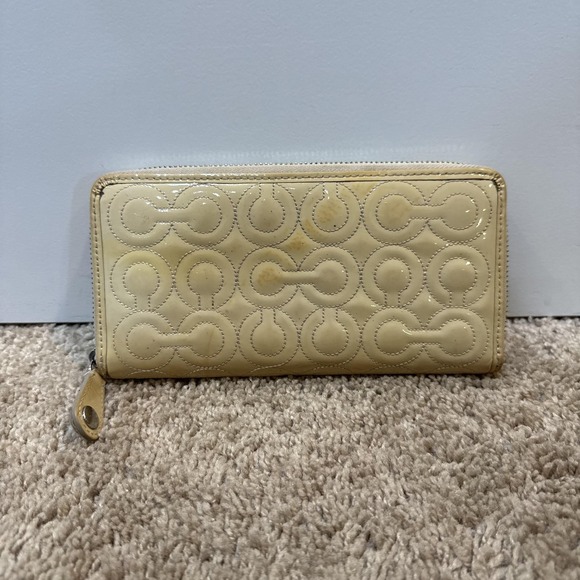 Coach Wallet Womens Cream Patent Leather Zip Around Embossed Logo Continental - Picture 1 of 8